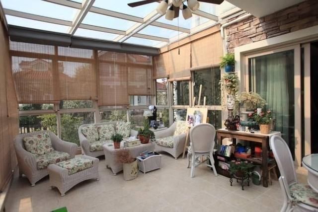 露天院子封閉成陽光房，農村又一景色，這么裝修的不在少數